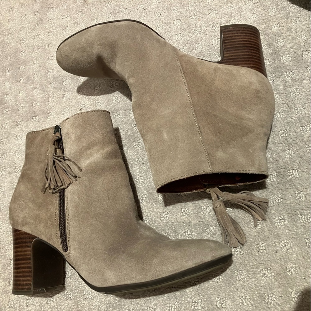 Born Women's Taupe/tan Suede Ankle Boots.  Zip up with tassel. Block heel.